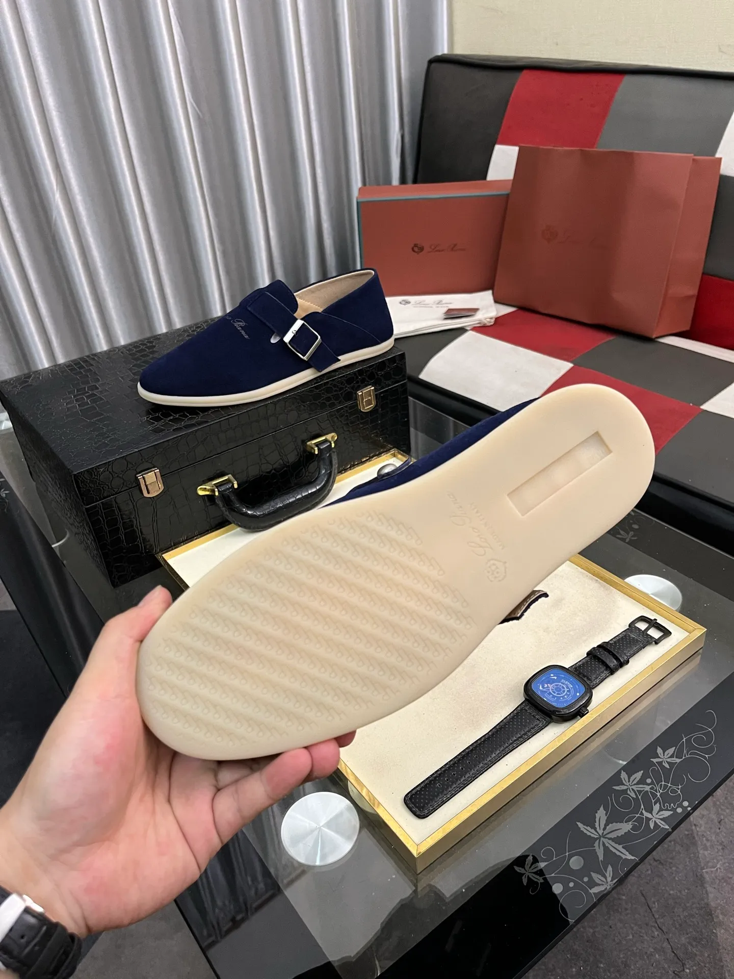 Men's men's shoes 💰458⌚️⌚️ Loro Piana's classic hot model lp top version of Pili casual shoes. It turns out that these are the casual shoes that are said to be able to walk 20,000 steps without getting tired. This pair has both good looks and feel. You will be completely lost as soon as you put it on. The minimalist design is eye-catching and durable, and it is a bonus for dressing. The soft feeling on the feet has outstanding texture, and it is very nice without abrasion on the feet. The soft and waxy soles make it easy to wear for daily use for a long time. Who can resist a pair of versatile and good-looking loafers? Don't be too elegant at all, the feel and texture of the feet are good, the key is to make the legs look longer and not tire the feet, the main thing is that it is just right!        Material: Original cowhide Lining: Original sheepskin Outsole: Original sole Size: 38-44